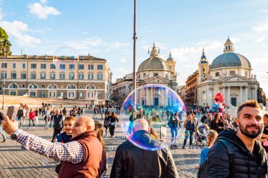 Rome, İtalya - 18 Kasım 2018: sabun kabarcıkları Piazza del Popolo, mutlu pozitif insanlar, turistler ve yerliler tam arka plan üzerinde Roma mimarisi ile Roma'da halk Meydanı üzerinde uçan