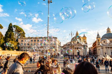 Rome, İtalya - 18 Kasım 2018: sabun kabarcıkları Piazza del Popolo, mutlu pozitif insanlar, turistler ve yerliler tam arka plan üzerinde Roma mimarisi ile Roma'da halk Meydanı üzerinde uçan