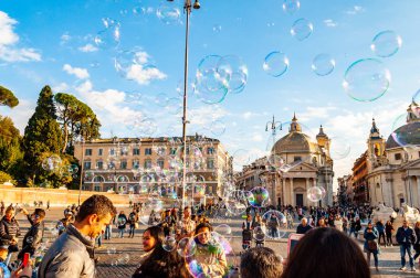 Rome, İtalya - 18 Kasım 2018: sabun kabarcıkları Piazza del Popolo, mutlu pozitif insanlar, turistler ve yerliler tam arka plan üzerinde Roma mimarisi ile Roma'da halk Meydanı üzerinde uçan