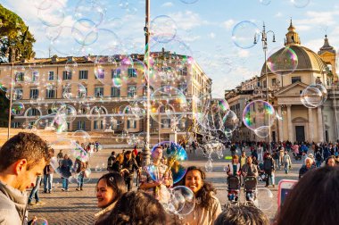 Rome, İtalya - 18 Kasım 2018: sabun kabarcıkları Piazza del Popolo, mutlu pozitif insanlar, turistler ve yerliler tam arka plan üzerinde Roma mimarisi ile Roma'da halk Meydanı üzerinde uçan
