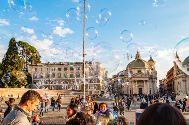 Rome, İtalya - 18 Kasım 2018: sabun kabarcıkları Piazza del Popolo, mutlu pozitif insanlar, turistler ve yerliler tam arka plan üzerinde Roma mimarisi ile Roma'da halk Meydanı üzerinde uçan