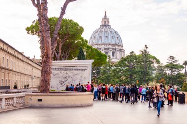 Vatikan, Rome, İtalya - 16 Kasım 2018: Turist Vatikan Vatikan müzelerinden çam açık bahçesinde. Galeriler koleksiyonlarından yüzyıllar boyunca Papa tarafından yaptırılan işleri görüntülemek