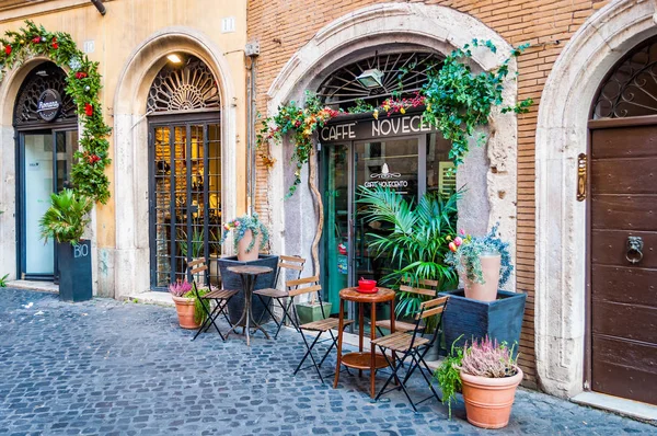 Рим Італія Листопада 2018 Арки Двері Під Їзду Кафе Бар — стокове фото