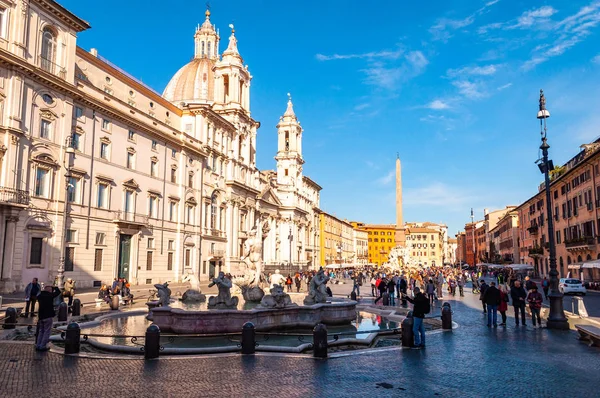 Roma, İtalya - 18 Kasım 2018: Piazza Navona Meydanı ünlü çeşmeler, ilgi çekici yerlere ve insanlar Roma, İtalya. 1. yüzyılda inşa Domitian Stadyumu sitede inşa