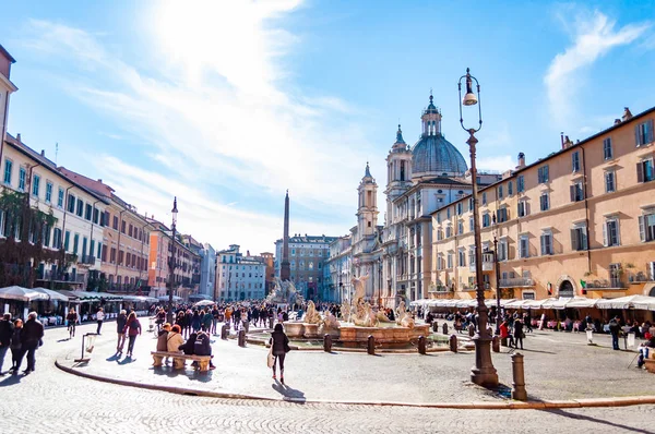 Roma, İtalya - 18 Kasım 2018: Piazza Navona Meydanı ünlü çeşmeler, ilgi çekici yerlere ve insanlar Roma, İtalya. 1. yüzyılda inşa Domitian Stadyumu sitede inşa