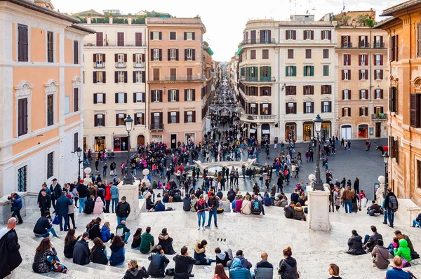 Roma, İtalya - 18 Kasım 2018: Piazza di Spagna, İspanya Meydanı İspanyol Merdivenleri altındaki Roma her zaman dolu turistler ve yerliler için basamaklarında oturan ünlü meydanlarından biridir
