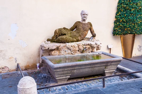 Rom Italien November 2018 Utomhus Skulptur Mossiga Igenvuxna Man Liggande — Stockfoto