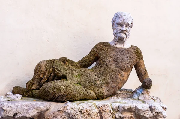 Rom Italien November 2018 Utomhus Skulptur Mossiga Igenvuxna Man Liggande — Stockfoto