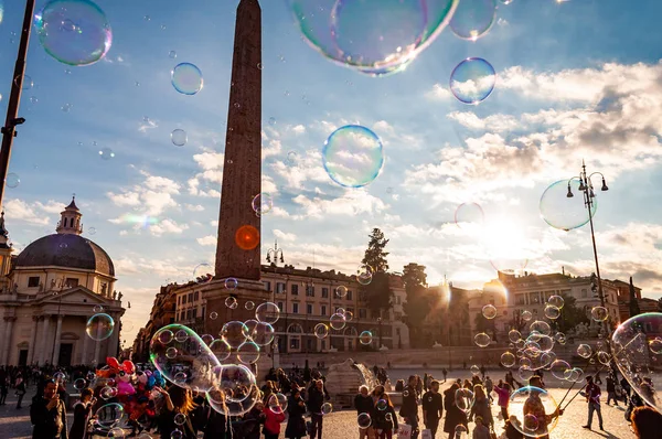 Rome, İtalya - 18 Kasım 2018: sabun kabarcıkları Piazza del Popolo, mutlu pozitif insanlar, turistler ve yerliler tam arka plan üzerinde Roma mimarisi ile Roma'da halk Meydanı üzerinde uçan