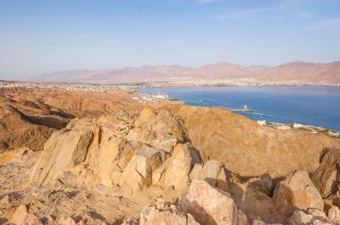 Eilat cityscape, Kızıldeniz ve Ürdün'den dağ veya Har Cfachot Eilat, İsrail için muhteşem panoramik görünüm