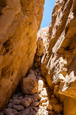 İlginç şekiller yollar çevrili mağaralar, kayalar, uçurumlar aralığının antik cooper mayın kanyonlar ve dağlar Timna Milli Parkı'nda İsrail