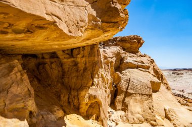 İlginç şekiller yollar çevrili mağaralar, kayalar, uçurumlar aralığının antik cooper mayın kanyonlar ve dağlar Timna Milli Parkı'nda İsrail