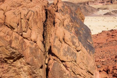 İlginç şekiller yollar çevrili mağaralar, kayalar, uçurumlar aralığının antik cooper mayın kanyonlar ve dağlar Timna Milli Parkı'nda İsrail