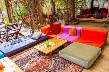 Eilat, İsrail - 21 Mart 2017: Shanti stil sandalye, kanepe, kanepe ünlü yunuslar Beach kısmen açık canlı ve renkli rahat iç alanlarda bar ve bir dinlenme dolu