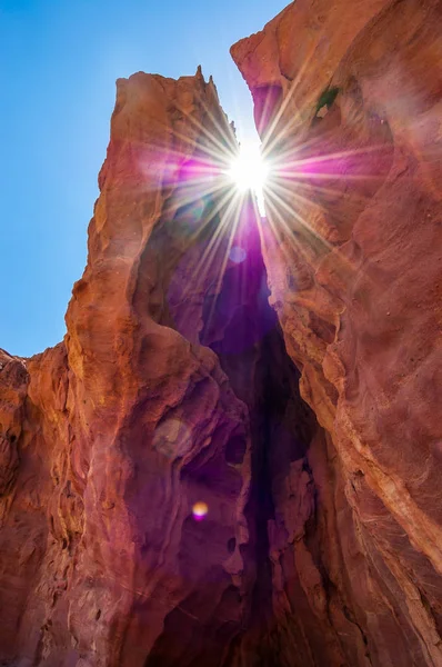 Rayos Sol Penetrando Través Las Interesantes Formas Las Cuevas Rocas — Foto de Stock