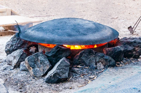 Tradycyjne Beduińskie Okrągłe Pół Kula Metalowa Płytka Podejmowania Przygotowanie Tradycyjne — Zdjęcie stockowe
