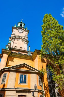 Aşağıdan Storkyrkan çan kulesi üzerinde görüntüleyin. Gamla stan, Stockholm eski şehir manzarası hakim Storkyrkan olduğunu. Saat Kulesi 216 ayak ulaşır.