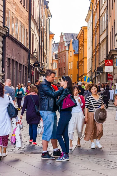 Couple romantique debout dans le centre de la rue médiévale bondée à Gamla Stan, Vieille Ville de Stockholm — Photo