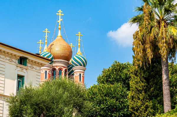 Ζωντανοί κορεσμένοι πολύχρωμοι τρούλοι της Ρωσικής Ορθόδοξης Εκκλησίας στο Σαν Ρέμο — Φωτογραφία Αρχείου