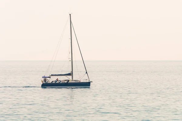 Sailing yacht in the Ligurian sea waters near the Italian Riviera Sanremo coast — Stock Photo, Image