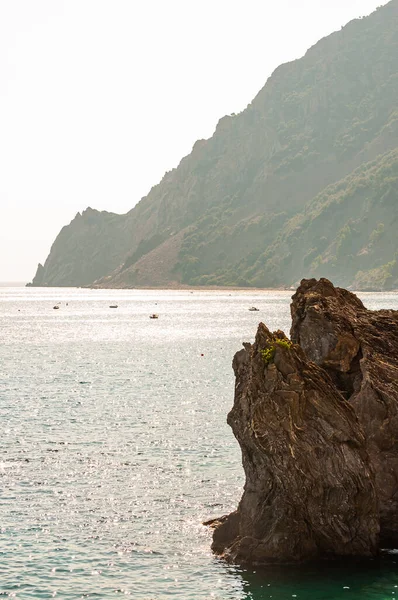 Barcos de mar cerca de la costa rocosa con montañas verdes en el fondo en Monterosso Al Mare, Cinque Terre — Foto de Stock