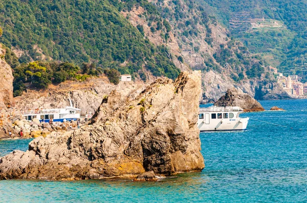 Iates e barcos marinhos que viajam perto da costa rochosa com montanhas verdes no fundo em Monterosso Al Mare, Cinque Terre, Itália — Fotografia de Stock