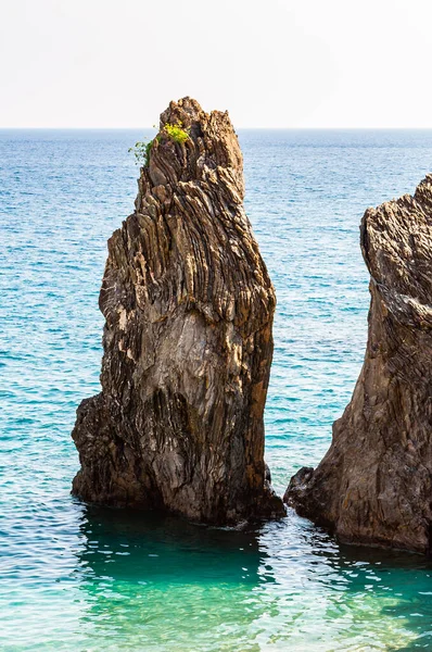 Dos rocas altas en el agua en la playa de Monterosso Al Mare, Cinque Terre —  Fotos de Stock