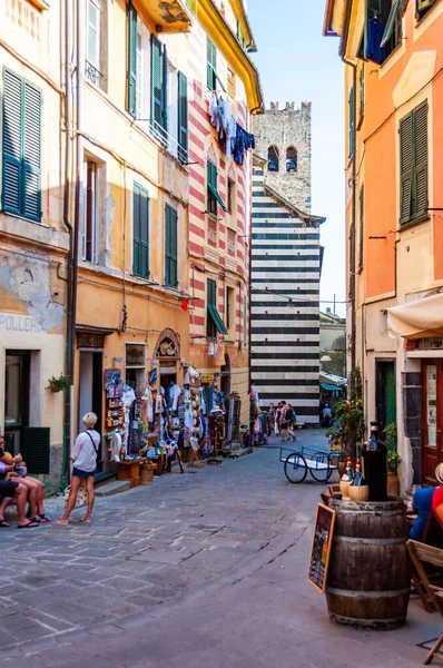 As pessoas estão sentadas em restaurantes e bares nas ruas acolhedoras de Monterosso Al Mare, Cinque Terre, Itália — Fotografia de Stock