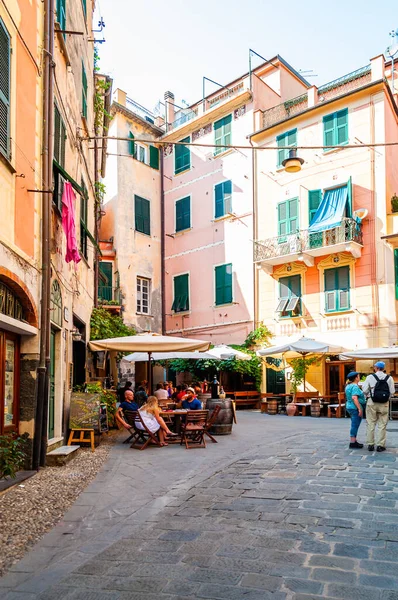 As pessoas estão sentadas em restaurantes e bares nas ruas acolhedoras de Monterosso Al Mare, Cinque Terre, Itália — Fotografia de Stock