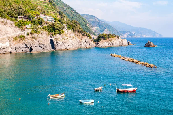 Costa rochosa com barcos flutuantes em Monterosso Al Mare, Cinque Terre — Fotografia de Stock