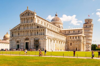 Pisa Katedral kompleksi veya Cattedrale di Pisa ve ünlü eğimli Pisa Kulesi veya La Torre di Pisa