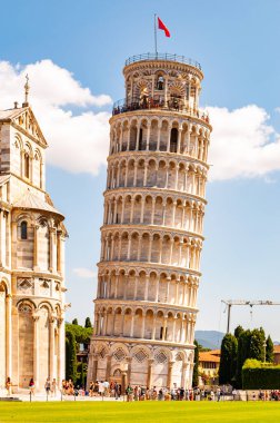 İtalya 'nın Pisa şehrinde bulunan Katedral Meydanı' ndaki ünlü Eğik Pisa Kulesi veya La Torre di Pisa