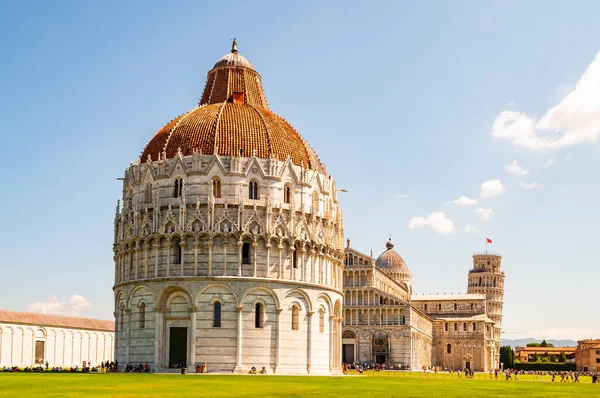 St. John veya Battistero di San Giovanni 'nin Pisa Baptistery' si, Pisa Katedrali veya Cattedrale di Pisa ve Eğik Pisa Kulesi veya La Torre di Pisa — Stok fotoğraf