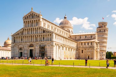 Pisa Katedral kompleksi veya Cattedrale di Pisa ve ünlü eğimli Pisa Kulesi veya La Torre di Pisa