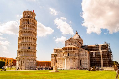 Pisa Katedral kompleksi veya Cattedrale di Pisa ve ünlü eğimli Pisa Kulesi veya La Torre di Pisa