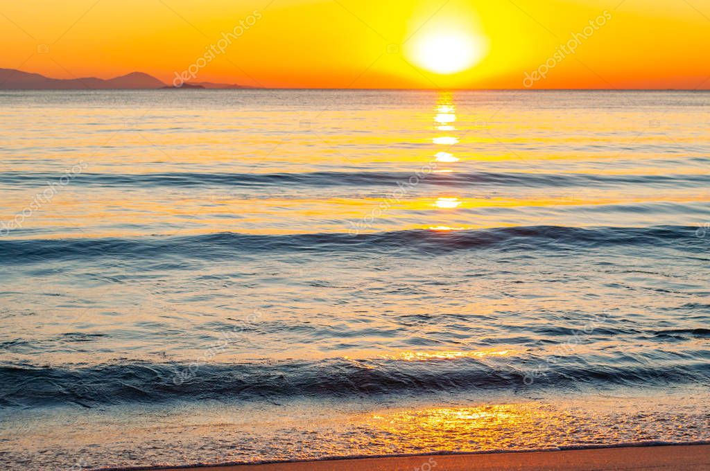 El sol del atardecer se pone detrás del horizonte. Bahía del mar