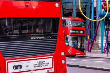Londra, Birleşik Krallık - 14 Eylül 2017: Geleneksel Londra kırmızı otobüsleri şehir merkezinde