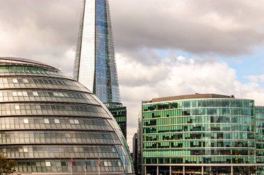 Londra, Birleşik Krallık - 14 Eylül 2017: Belediye Binası, Çömlek Gökdelen ve Londra 'nın diğer ünlü binaları üzerindeki hava bulutlu hava durumu