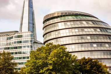 Londra, Birleşik Krallık - 14 Eylül 2017: Belediye Binası 'nın üzerindeki bulut manzarası, Çömlek Gökdelen ve Londra' nın diğer ünlü binaları