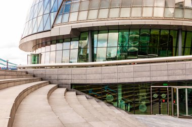 Londra, Birleşik Krallık - 14 Eylül 2017: Londra City Hall kompleksinin modern dış tasarımı. Kompleksin yeraltı katına çıkan merdivenler.