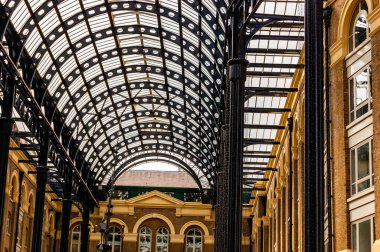 Londra, Birleşik Krallık - 14 Eylül 2017: Londra 'da nehir kenarındaki geçitte metal cam çatı inşaatı