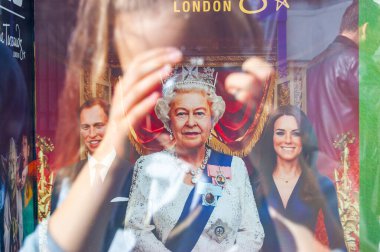 Londra, Birleşik Krallık - 14 Eylül 2017: Kraliçe 2. Elizabeth ve Kraliyet Ailesi üyelerinin cam vitrin arkasında çekimleri