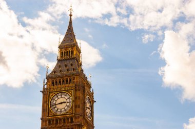Londra, Birleşik Krallık - 14 Eylül 2017: Big Ben 'in ünlü saat kulesi, arka planda güneşli bulutlu gökyüzü ile Londra' nın klasik bir sembolüdür.