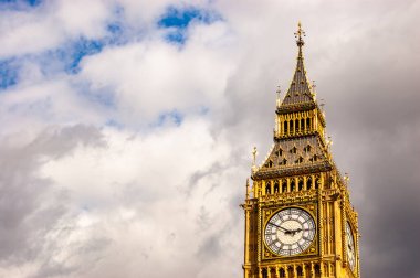 Londra, Birleşik Krallık - 14 Eylül 2017: Big Ben 'in ünlü saat kulesi, arka planda güneşli bulutlu gökyüzü ile Londra' nın klasik bir sembolüdür.
