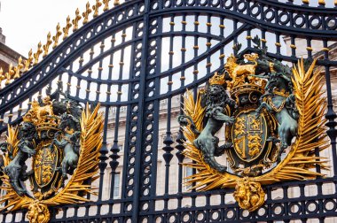 Londra, Birleşik Krallık - 14 Eylül 2017 Buckingham Sarayı kapısında Kraliyet ailesinin altın amblemi