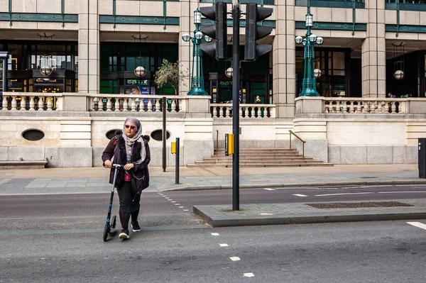 London United Kingdom September 2017 Muslim Woman Kick Scooter Crossing — Stock Photo, Image