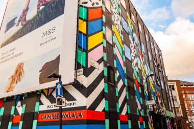 Londra, Birleşik Krallık - 14 Eylül 2017: Singer Caddesi 'ndeki binanın çok renkli ön cephesi