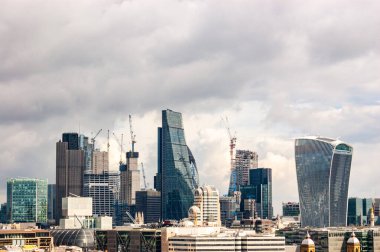 Londra, Birleşik Krallık - 18 Eylül 2017: Arka planda Londra şehir merkezinin şehir merkezi gökdelenlerinin gündüz manzarası