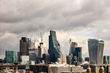 Londra, Birleşik Krallık - 18 Eylül 2017: Arka planda Londra şehir merkezinin şehir merkezi gökdelenlerinin gündüz manzarası