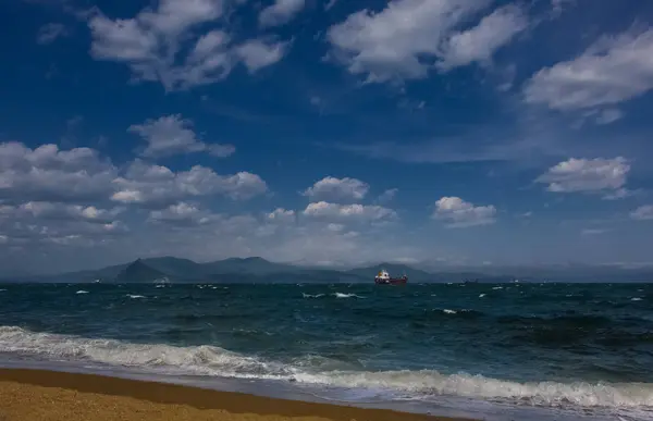 bulutlar deniz ile mavi gökyüzü